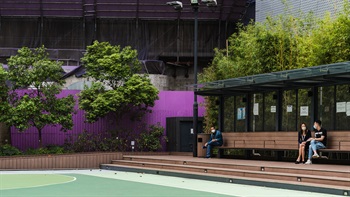 The covered courtside seating allows visitors to watch the matches, or simply take a break and enjoy the moment. The raised platform and benches in wooden textures softens the edges and blend into the plantings harmoniously.
